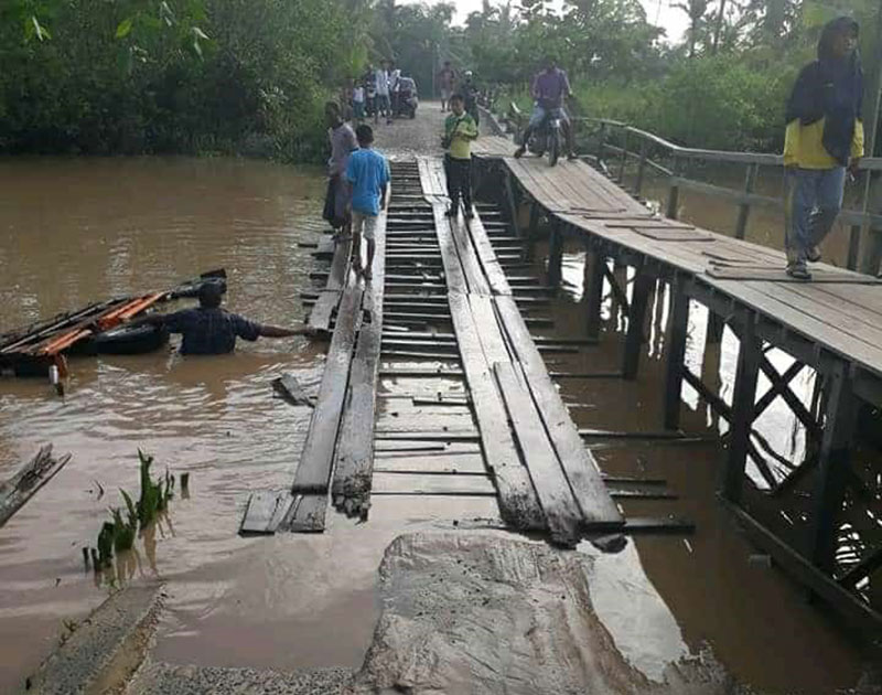 Mobil pick up pengangkut ayam yang terguling dan tercebur di Jembatan Parit 16, Kecamatan Reteh, Kabupaten Indragiri Hilir,Â  Sabtu (23/10/2021).