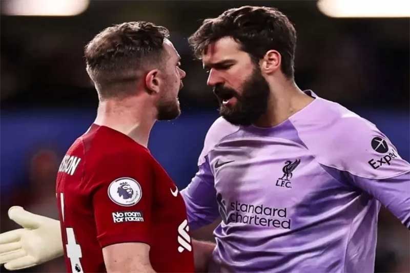 Jordan Henderson dan Alisson Becker terlibat bentrok saat Liverpool bermain imbang tanpa gol menghadapi Chelsea.
