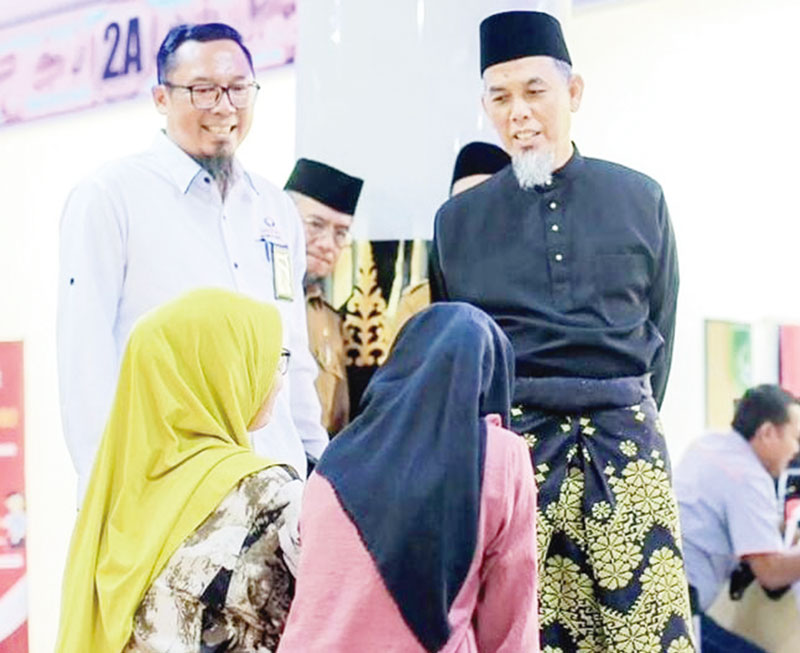 Wali Kota Dumai H Paisal berdialog dengan warga saat memberikan pelayanan kepada masyarakat, Sabtu (16/12/2023).