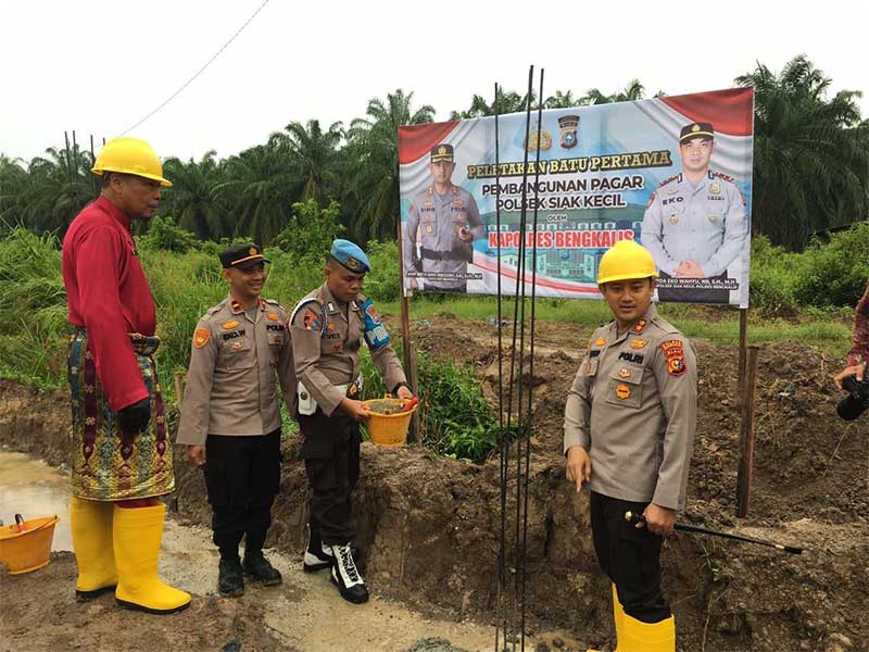 Kapolres Bengkalis AKBP Setyo Bimo Anggoro (kanan) saat peletakan batu pertama pembangunan Mapolsek Siak Kecil didampingi Kapolsek Ipda Eko Wahyu, Jumat (26/5/2023).