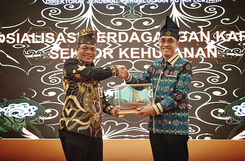 Kepala Dinas LHK Provinsi Riau Mamun Murod menyerahkan cendera mata kepada Plt DirjenÂ Plt Direktur Jenderal Pengelolaan Hutan Lestari Kementerian Lingkungan Hidup dan Kehutanan RI Agus Justianto, Kamis (24/8/2023).