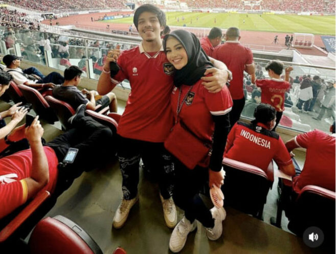 Atta Halilintar mengabarkan bahwa gandphone milik istrinya Aurel Hermansyah hilang saat menonton Timnas Indonesia kontra Vietnam di SUGBK Jakarta, Jumat (6/1/2023).