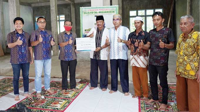 PLN UIP Sumbagteng memberikan bantuan dana untuk pembangunan Masjid Al Mujahidin Nagari Kajai Pasaman Barat secara simbolis, Senin (1/11/2021).