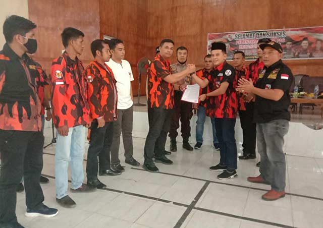 Ketua MPC PP Kuansing, Dr Adam SH MH didampingi Sekretaris Rengga Syaputra (baju putih) dan Dankoti PP Kuansing Andi Immawan (kanan) bersama pengurus PAC dari kecamatan lain salam komando dengan Ketua PAC PP Inuman Emri Nofdiles SPd usai penyerahan SK kep