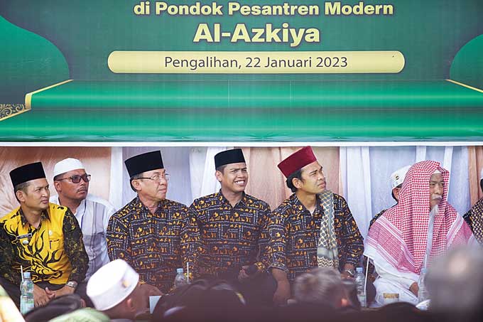 Bupati Inhil HM Wardan saat menghadiri safari dakwah UAS di Ponpes Modern Al-Azkiya Desa Pengalihan Keritang,Â Kecamatan Keritang, AhadÂ (22/1/2023).