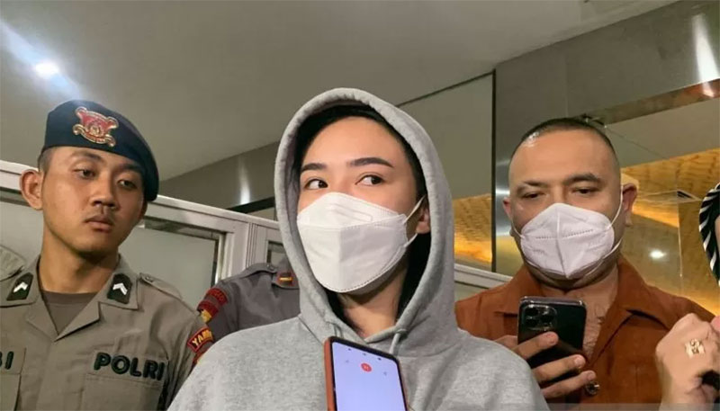 Artis Amanda Manopo memberikan keterangan kepada wartawan usai menjalani pemeriksaan klarifikasi terkait dugaan promosi judi daring di Bareskrim Polri, Jakarta, Senin (2/10/2023).