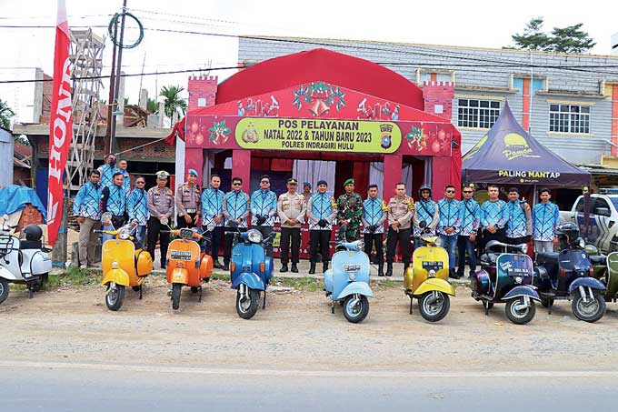 Kapolres Inhu AKBP Bachtiar Alponso SIK MSi bersama rombongan foto bersama di sela-sela meninjau Pospam menggunakan sepeda motor jenis skuter, Sabtu (24/12/2022).