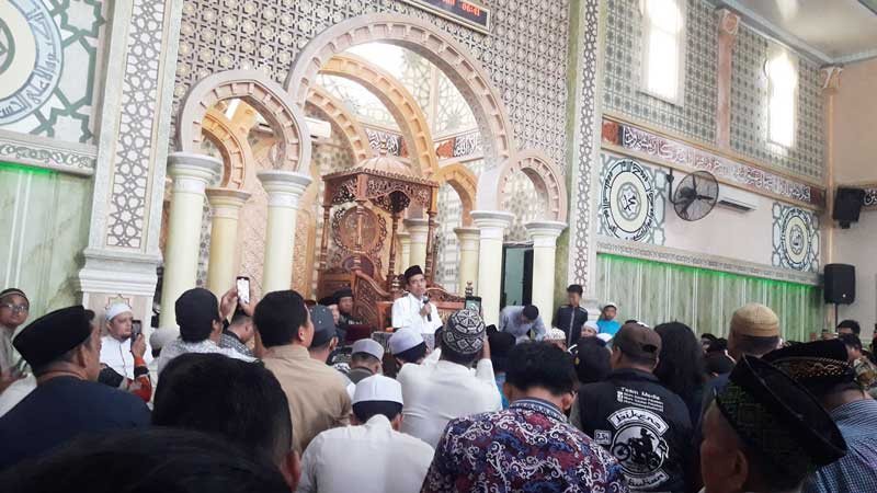 Ustaz Abdul Somad memberikan tausiah kepada jemaah usai salat Jumat di Masjid Nurul Huda, Jumat (7/7/2023).