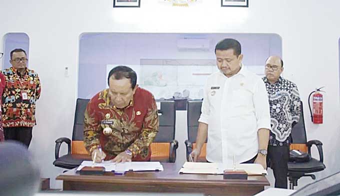 Bupati Rohul H Sukiman bersama Bupati Sumedang H Dony Ahmad Munir menandatangani nota kesepahaman tentang penerapan SPBE di Sumedang, Jawa Barat, Kamis (9/2/2023).