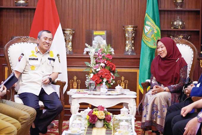 Gubernur Riau Syamsuar berbincang dengan Rektor Universitas Riau Prof Dr Sri Indarti SE MSi saat pertemuan dengan jajaran Universitas Riau di kediaman Gubernur Riau, Selasa (31/1/2023).