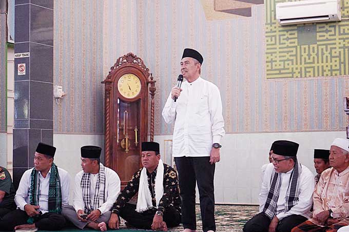 Gubernur Riau Drs H Syamsuar MSi menyampaikan arahan di Masjid At-Taqwa, Baserah, Kecamatan Kuantan Hilir, Kamis (13/4/2023).