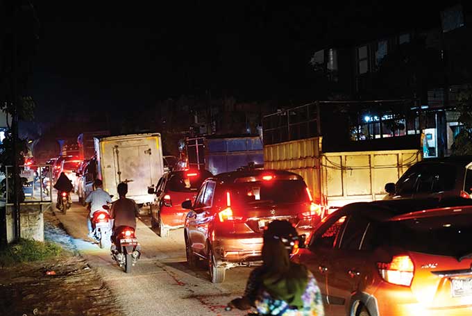 MACET:  Kemacetan arus lalu-lintas kendaraan terjadi di Jalan Kaharuddin Nasution dampak penumpukan kendaraan di persimpangan Jalan Pasir Putih terkait pengerjaan pipa SPAM, Pekanbaru, Kamis (4/8/2022) malam.