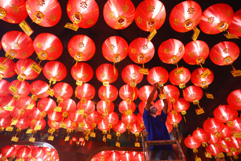 Umat Konghucu beribadah malam perayaan Tahun Baru Imlek 2572 di Wihara Boen San Bio, Kota Tangerang, Banten, Kamis (11/2/2021).