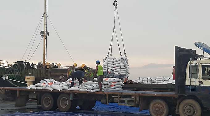 Sebanyak 5.000 ton beras impor asal Thailand untuk Bulog Riau Kepri masuk ke Pelabuhan Dumai, Selasa (10/1/2023).
