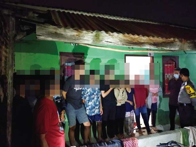Personel Polsek Pangkalankerinci mengamankan sejumlah pasangan tanpa surat nikah di kos-kosan Jalan BTN Lama, Pangkalankerinci yang terjaring dalam operasi penertiban pekat jelang Ramadan 1444 H, baru-baru ini.