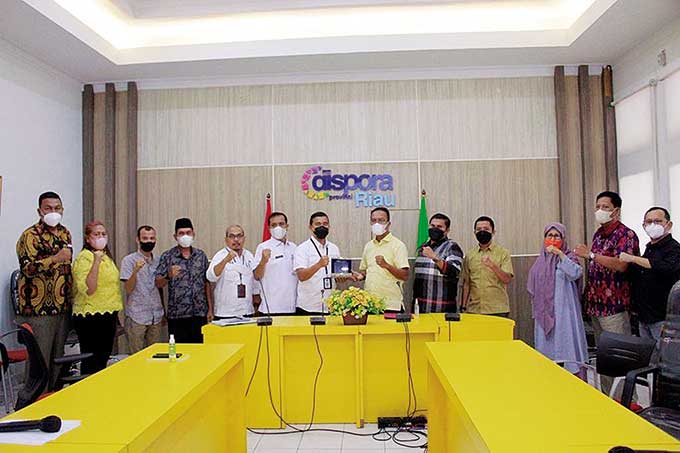 Kadispora Riau H Boby Rachmat SSTP MSi didampingi Kabid Layanan Kepemudaan dan Olahraga Dispora Riau Helfiandi SE MSi menerima cendera mata dari Wakil Ketua DPRD Kabupaten Bengkalis Syafrial ST MSi yang didampingi Ketua Komisi IV DPRD Bengkalis Septian Nu