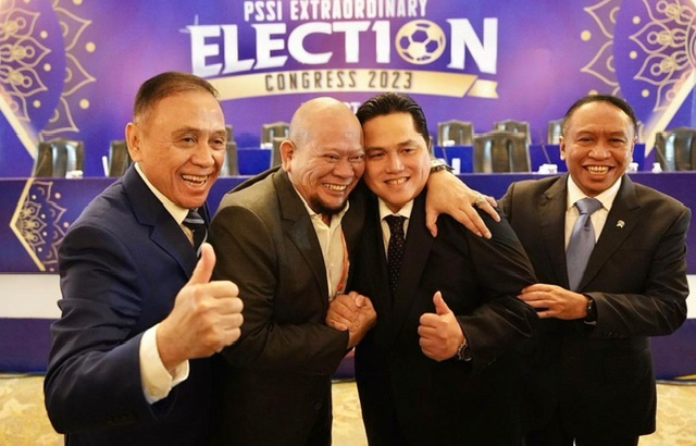 Erick Thohir (dua kanan) terpilih menjadi Ketum PSSI periode 2023-2027 dalam KLB PSSI di Jakarta, Kamis (16/2/2023).
