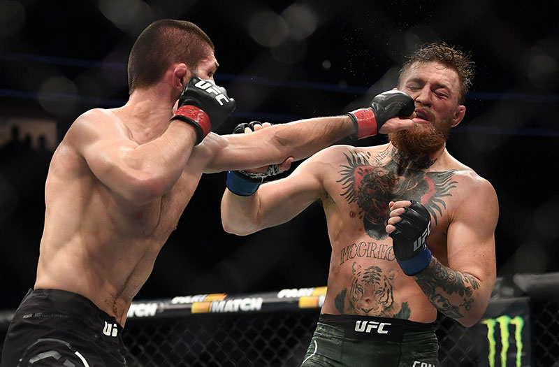 Khabib Nurmagomedov (kiri) saat bertarung dengan Conor McGregor pada Oktober 2018 lalu. (UFC/THE SUN)