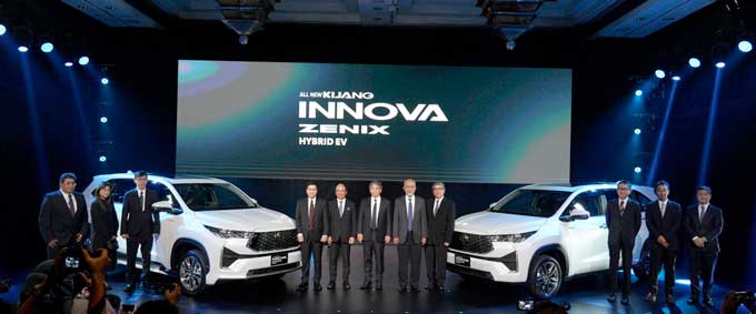 Jajaran direksi dan manajemen PT Toyota Astra Motor foto bersama usai meluncurkan All New Innova Zenix, di Jakarta, Senin (21/11/2022).
