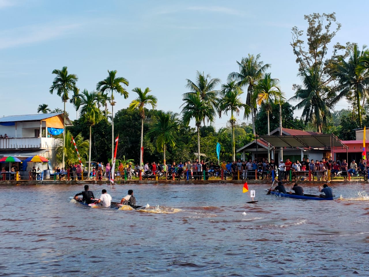 Dua perahu saling mendahului memasuki pancang finish yang diadakan di sawah Desa Aur Duri, Kecamatan Kuantan Mudik, Sabtu (13/2/2021) sore.