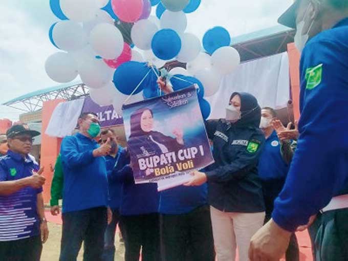 Bupati Inhu Rezita Meylani Yopi SE melepas balon tanda diresmikannya GOR Sultan Mahmud Syah di Jalan Muhammad Tahar, Kelurahan Pematang Reba, Kecamatan Rengat Barat dan dimulainya Bupati Cup I bola voli, Sabtu (7/5/2022).