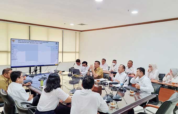 Bupati Kepulauan Meranti H Muhammad Adil beserta rombongan  saat bertemu Direktur Dana Transfer Umum Kementerian Keuangan Adriyanto di Gedung Kemenkeu, Jakarta, Senin (9/1/2023).