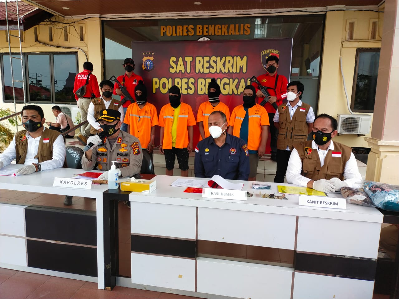 Polres Bengkalis menentapkan empat tersangka kasus karamnya speedboad di Rupat yang membawa PMI ke Malaysi. Foto ekspos Kapolres Bengkalis AKBP Indra Wijatmiko di Mapolres Bengkalis, Senin (24/1/2022).