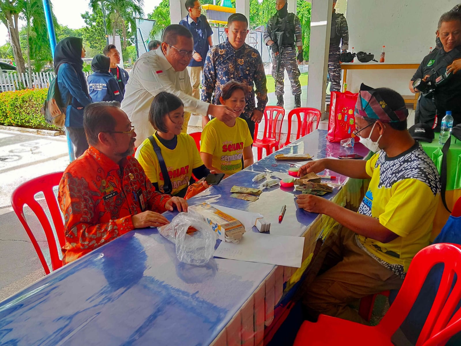 Kepala Kantor Perwakilan BI Riau Muhamad Nur (berdiri kiri) bersama Staf Ahli Bupati Bengkalis Bidang Ekonomi Keuangan dan Pembangunan H Bustami HY (duduk kiri) meninjau kegiatan penukaran rupiah yang diselenggarakan di Gedung Daerah Kabupaten Bengkalis,