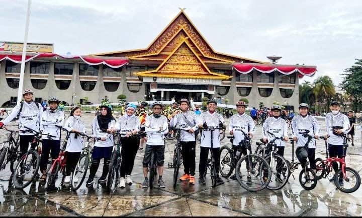 Komunitas BI Cyclist foto bersama saat mengikuti iven Gowes Merdeka Riau Pos di Pekanbaru, tahun 2022 lalu.