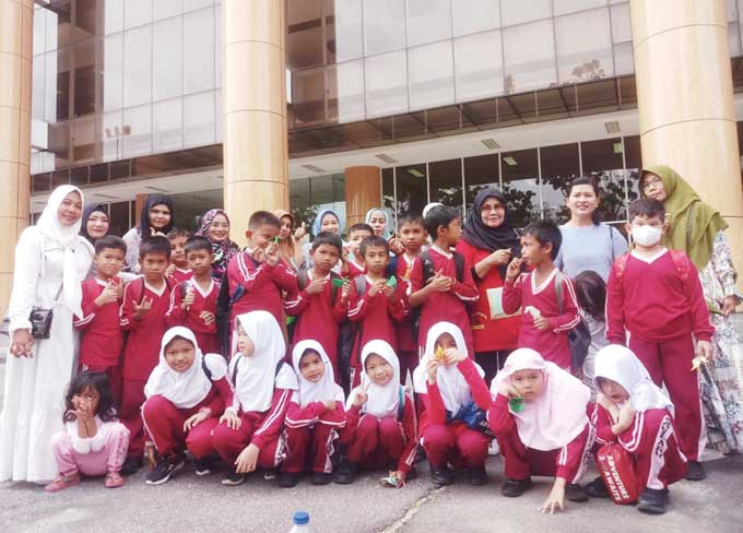 Guru kelas 2A SDN 113 Pekanbaru Warniati SPd (berdiri tiga kanan), Ketua paguyuban kelas 2A SDN 113 Pekanbaru Haryeni AMdÂ  (berdiri empat kiri), orang tua wali murid beserta murid kelas 2A SDN 113 Pekanbaru saat berkunjung dan belajar ke Puswil dan Museu