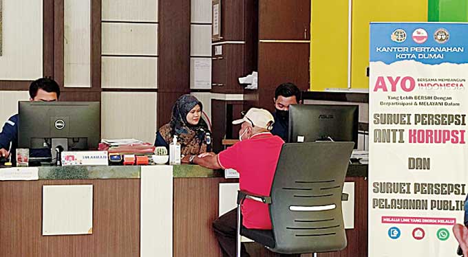 Petugas Badan Pertanahan Nasional (BPN) Kota Dumai menerima pengajuan pengurusan sertifikat tanah masyarakat Dumai, Rabu (1/2/2023).