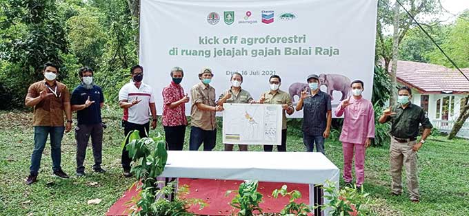 Kepala BBKSDA Riau Ir Suharyono SH MSi (lima kanan) foto bersama para pemangku kepentingan terkait penandatanganan