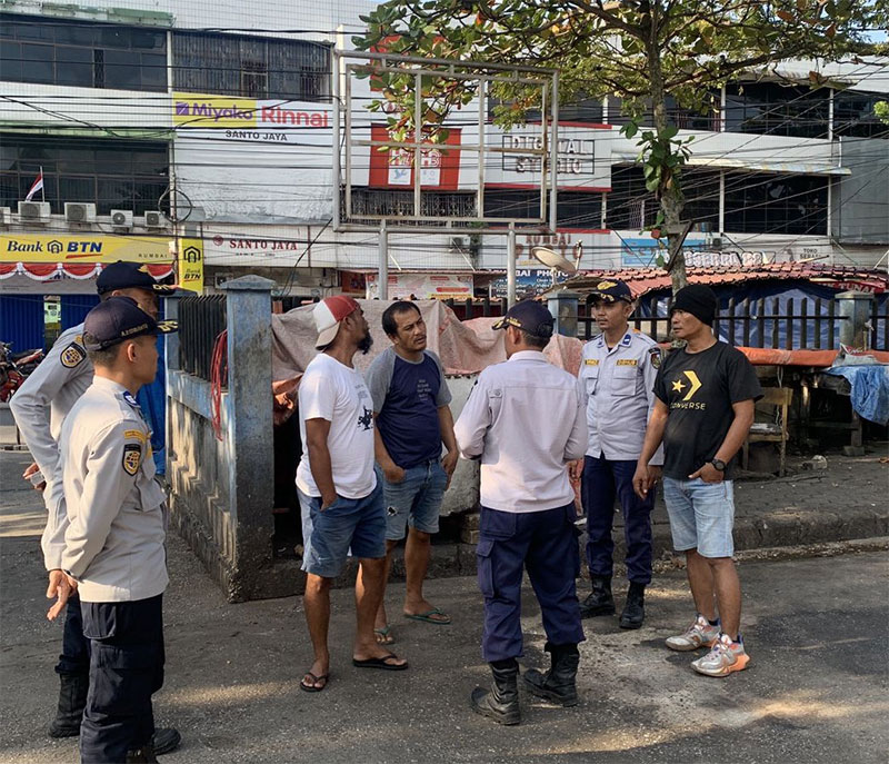 Petugas UPT Perparkiran saat meminta keterangan masyarakat terkait aktivitas jukir liar di Kawasan Terminal Pasar Rumbai, Jalan Sekolah, Rabu (13/9/2023).