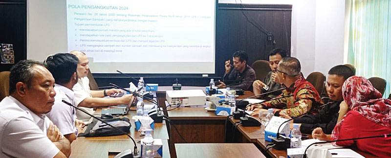 Suasana hearing Komisi IV DPRD Kota Pekanbaru bersama DLHK Pekanbaru, Rabu (27/12/2024).