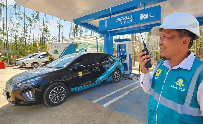 Petugas PLN melakukan inspeksi Stasiun Pengisian Kendaraan Listrik Umum (SPKLU) yang berada di Kawasan Inti Pusat Pemerintahan Ibu Kota Nusantara di Kabupaten Penajam Paser Utara, Provinsi Kalimantan Timur.