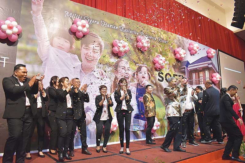 Penutupan acara Soft Launching Green Forest Residence dengan sukses oleh para owner dan seluruh team.