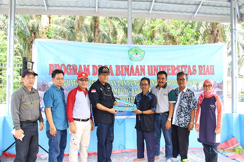 FOTO BERSAMA: Dari kiri,  Dirut PT Mitra Kembang Selaras Ahmad Kuswara, Tim Pengabdian RM Riadi MSi, Ketua LPPM Universitas Riau Prof Almasdi Syahza, Rektor Universitas Riau Prof Dr Aras Mulyadi, Kades Kampung Baru, Ketua Tim Pengabdian Dr Djaimi Bakce, S