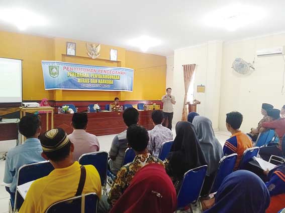 PENYULUHAN: Badan Kesbanglinpol Bengkalis memberikan penyuluhan tentang penyalahgunaan minuman keras dan narkoba di Kecamatan Rupat, Kamis (20/9/2018).
