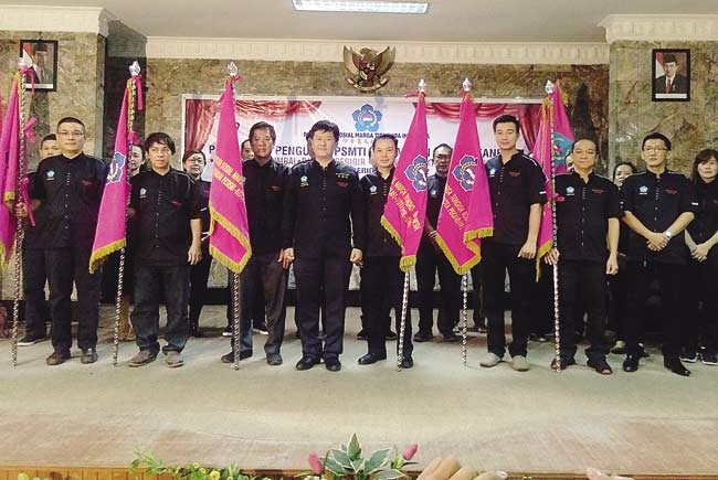 FOTO BERSAMA: Ketua PSMTI Kota Pekanbaru Kamin (empat kiri depan) foto bersama pengurus PSMTI di enam kecamatan yang dilantik, Rabu (5/12/2018). Prapti Dwi Lestari/mirshal/riaupos