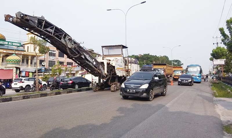 PERBAIKAN: Pengerjaan perbaikan Jalan HR Soebrantas terus dilakukan pada siang hari, Selasa (5/11/2019). (Mirshal/riau pos)