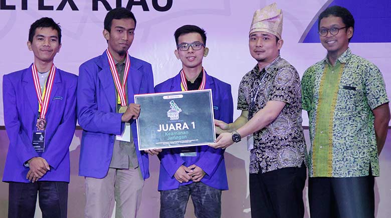 Direktur PCR Dr Dadang Syarif menyerahkan piala bergilir KMIPN kepada Asisten III Setdako Pekanbaru Baharuddin (kanan) di gedung PCR, Rabu (11/9/2019). (HUMAS PCR FOR RIAU POS)