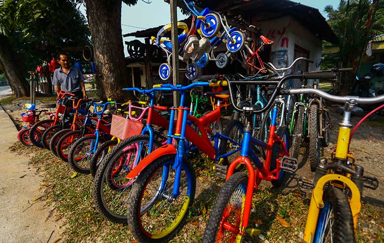 Sepeda Bekas: Pekerja menyusun sepeda bekas di Jalan Hang Tuah ujung, Kota Pekanbaru, Selasa (20/8/2019).