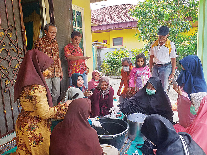 Puluhan ibu-ibu sedang mengikuti pelatihan membuat sabun colek di RW 5, Kelurahan Tangkerang Labuai, Kota Pekanbaru, Jumat (27/9/2019).(*1/mirshal/riau pos)