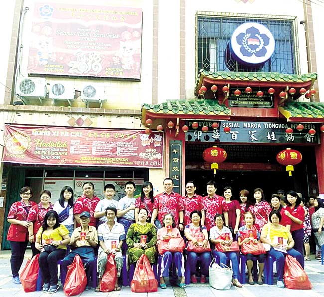 FOTO BERSAMA: Anggota PSMTI Riau berfoto bersama umat Buddha yang mendapatkan paket sembako Imlek dan angpao yang diberikan oleh PSMTI Riau di Jalan Setia Budi, Pekanbaru, Ahad (27/1/2019).Prapti Dwi Lestari/Riau Pos