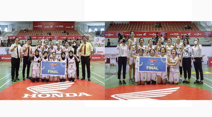 Tim putri SMAN 1 Pekanbaru (kiri) dan SMA Darma Yudha Pekanbaru berhasil lolos ke babak final usai menang atas lawannya pada Honda DBL With KFC 2022-2023 Riau Series di Gelanggang Remaja Jalan Jenderal Sudirman, Pekanbaru, Rabu (18/1/2023).