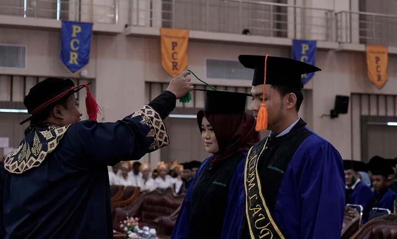WISUDA: Direktur Politeknik Caltex Riau (PCR)  Dr Dadang Syarif Sihabudin Sahid  melakukan prosesi wisuda di Gedung Serba Guna (GSG) PCR, Sabtu (19/10/2019). HUMAS PCR FOR RIAU POS
