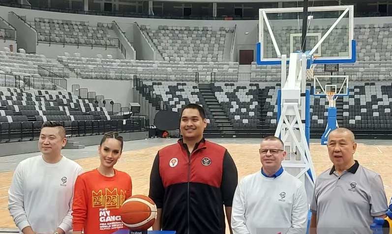 Dari kiri: Perwakilam FIBA untuk Indonesia Cahyadi Wanda, Cinta Laura, Menpora Dito Ariotedjo, Direktur Eksekutif Piala Dunia FIBA 2023 David Crocker, dan Ketum PP Perbasi Danny Kosasih.