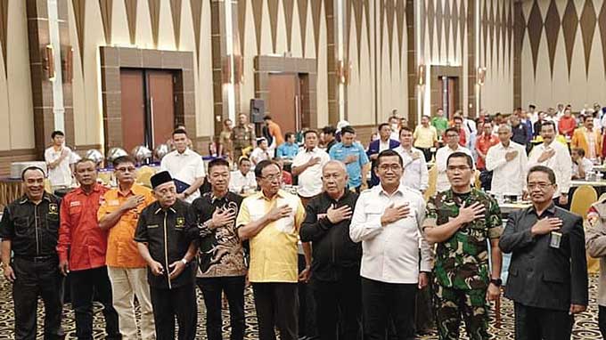 Bupati Rohil Afrizal Sintong SIP foto bersama sejumlah pihak usai kegiatan diskusi panel mewujudkan Pemilu 2024 yang damai, aman dan kondusif di Provinsi Riau, Selasa (28/2/2023).