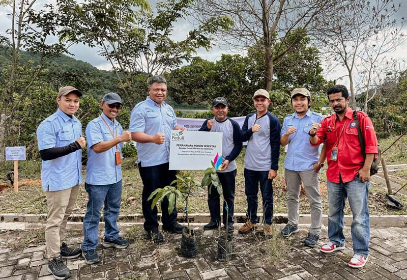 Manager PLN NP UPDK Pekanbaru Yuskar Radianto (tiga kiri) bersama Forum DAS, serta Forkopimda Kabupaten Kampar dalam kegiatan Menanam Pohon Bersama Masyarakat.