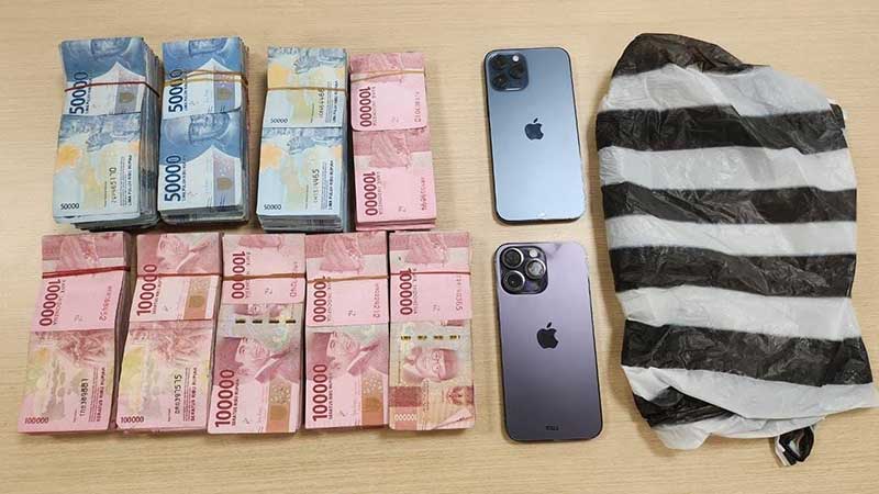 Barang bukti uang tunai yang diamankan polisi saat OTT terhadap Kadiskes Kampar Zulhendra, Jumat (12/5/2023).